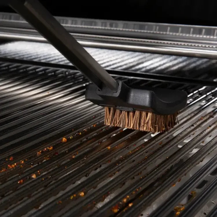 Broil King 64038, cleaning debris off grill bars, seen from the front