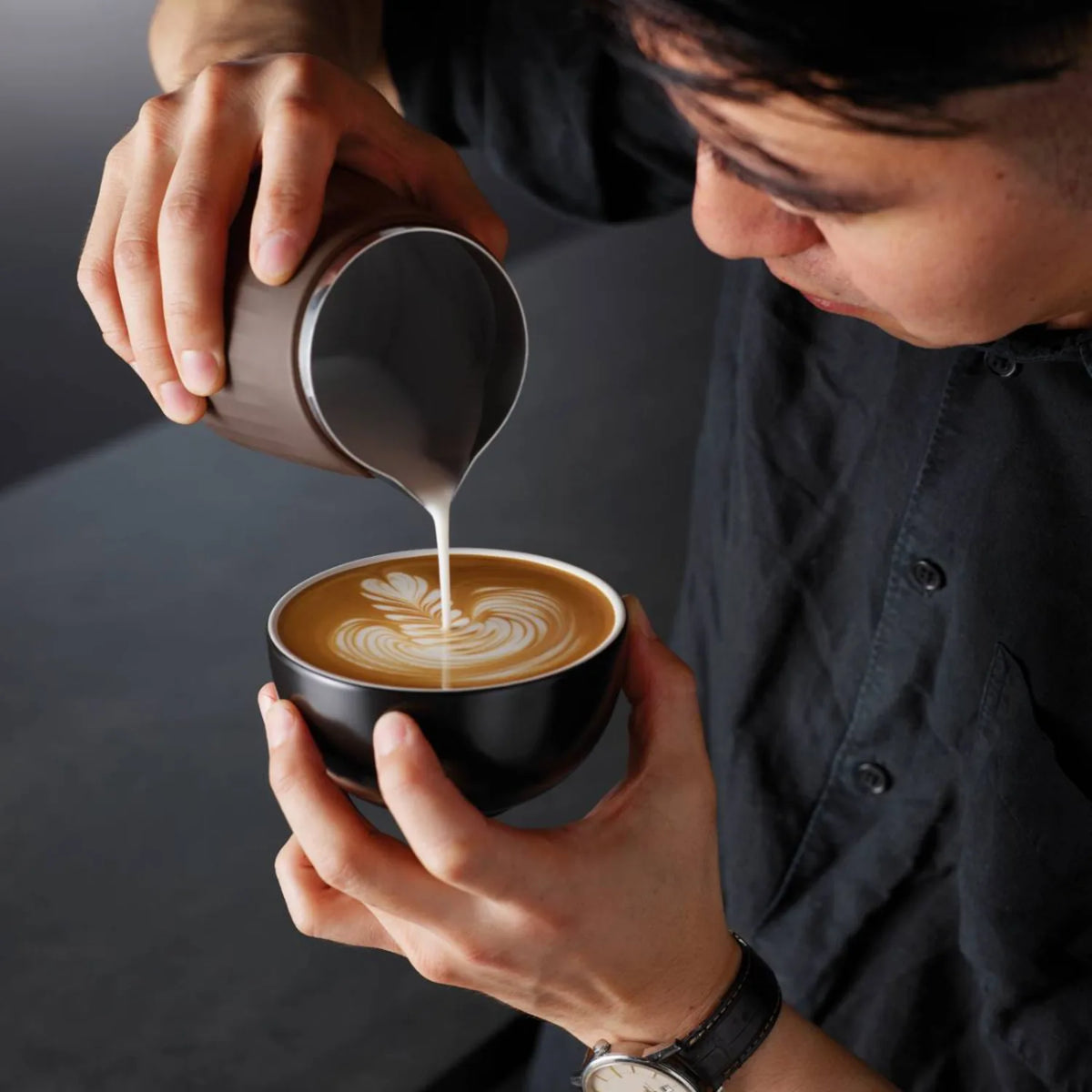 Sage SEA401PSS0ZEU1, pouring milk into a cup to make latte art