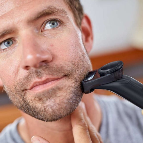 Philips OneBlade Pro QP6510/20 Hybrid Trimmer and Shaver, in use
