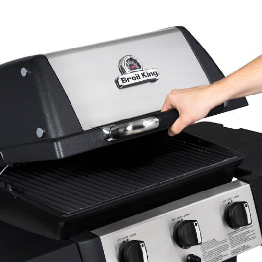 Broil King Gem 310 814153 Gas Barbecue, opening the lid