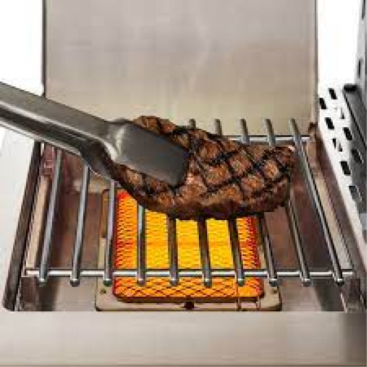 Broil King Baron 590 876283 Gas Barbecue, searing a steak