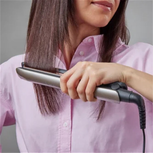 Remington Keratin Protect S8540 Hair Straightener, in use