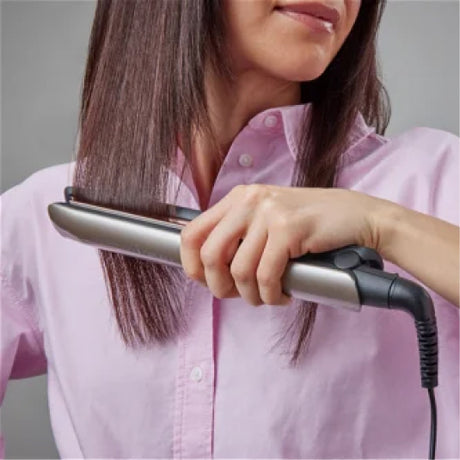 Remington Keratin Protect S8540 Hair Straightener, in use