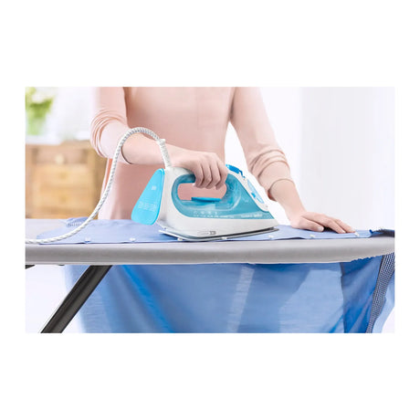 Braun TexStyle 3 SI 3053 BL Steam Iron in Blue and White, in use