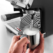 De'Longhi La Specialista Arte EC9155.MB espresso machine in metal black with built-in grinder and manual steam wand