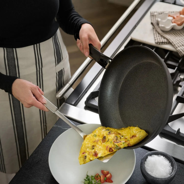 Fissler Adamant Classic 157-304-26-100 Frying Pan, cooking with the pan