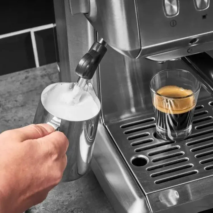 Gastroback 42619, hand frothing milk in a steel jug