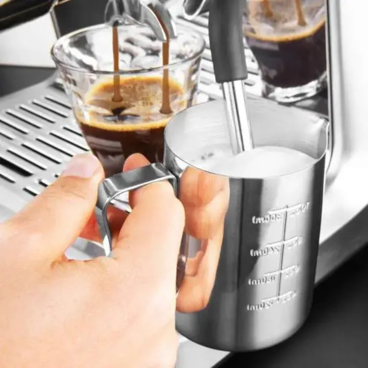 Gastroback 42626, hand holding a jug under the steam wand