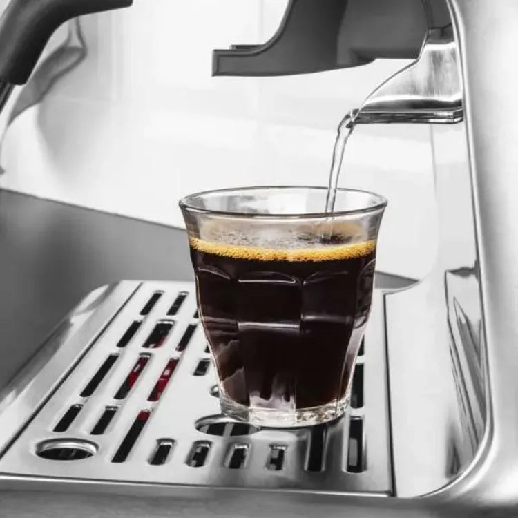 Gastroback 42626, close-up of espresso pouring into a glass on the drip tray