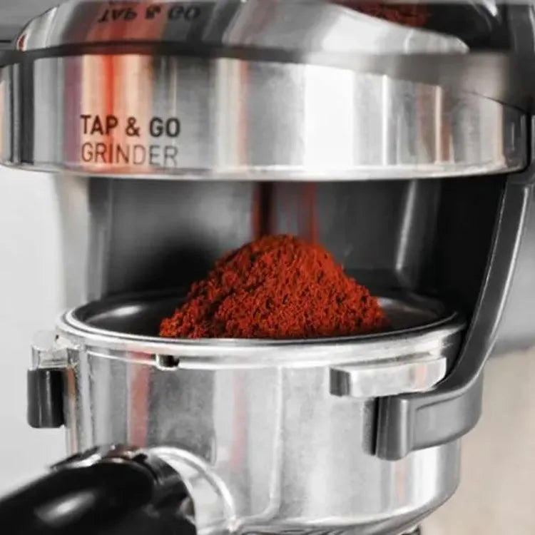 Gastroback 42626, close-up of ground coffee in the portafilter under the grinder
