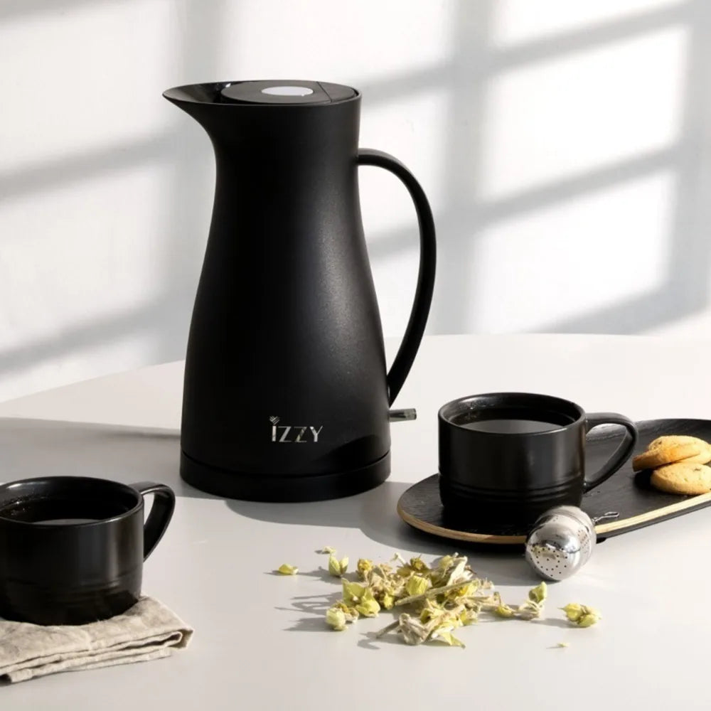 Izzy Aria 224241 Electric Kettle in Black, in a room setting