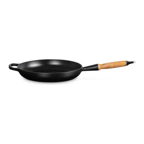 Le Creuset 20258280000422, front view with wooden handle on the right