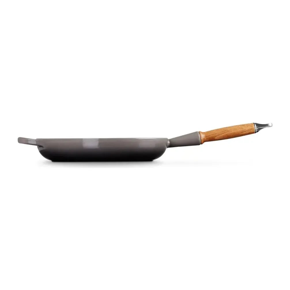 Le Creuset 20258284440422, low side view showing the shallow pan walls