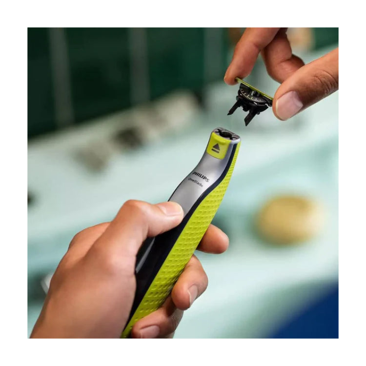 Philips OneBlade 360 QP420/50 Replacement Blade, fitting the blade to the handle
