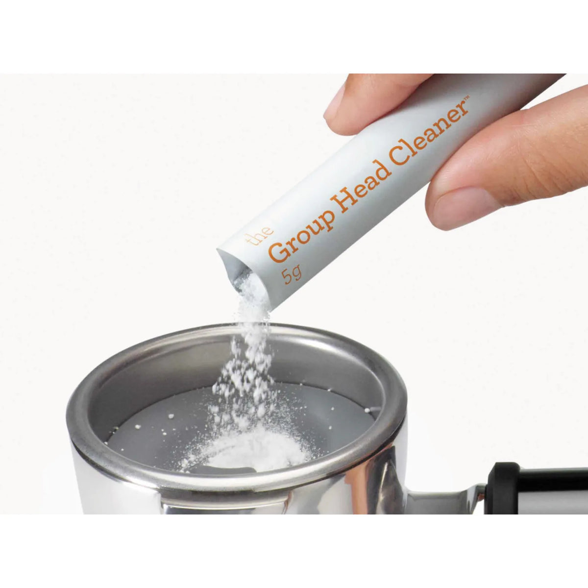 Sage SCC202NEU0ZEU1, pouring powder from a sachet into a portafilter basket