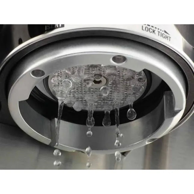 Sage SCC202NEU0ZEU1, close-up of water dripping from a machine's group head