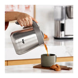 Sage SDC465BSS4GUK1, pouring coffee from the carafe into a mug