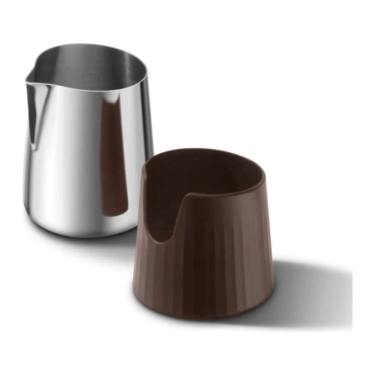 Sage SEA401PSS0ZEU1, steel jug beside its removable brown sleeve