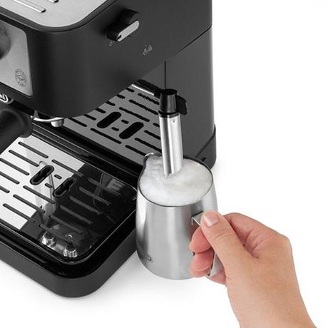 De'Longhi Stilosa EC260.BK Espresso Machine in Black, frothing milk